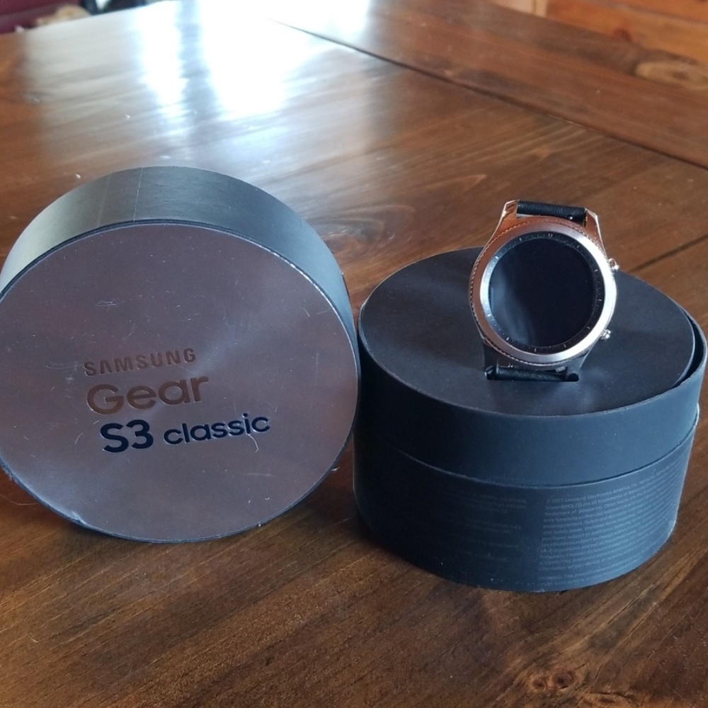 Samsung Gear se classic watches. Brand new comes w